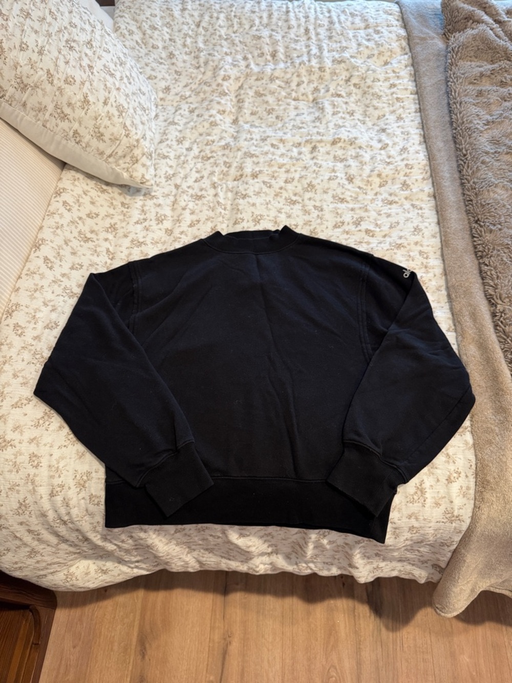 ALO Yoga Black Pullover Sweatshirt